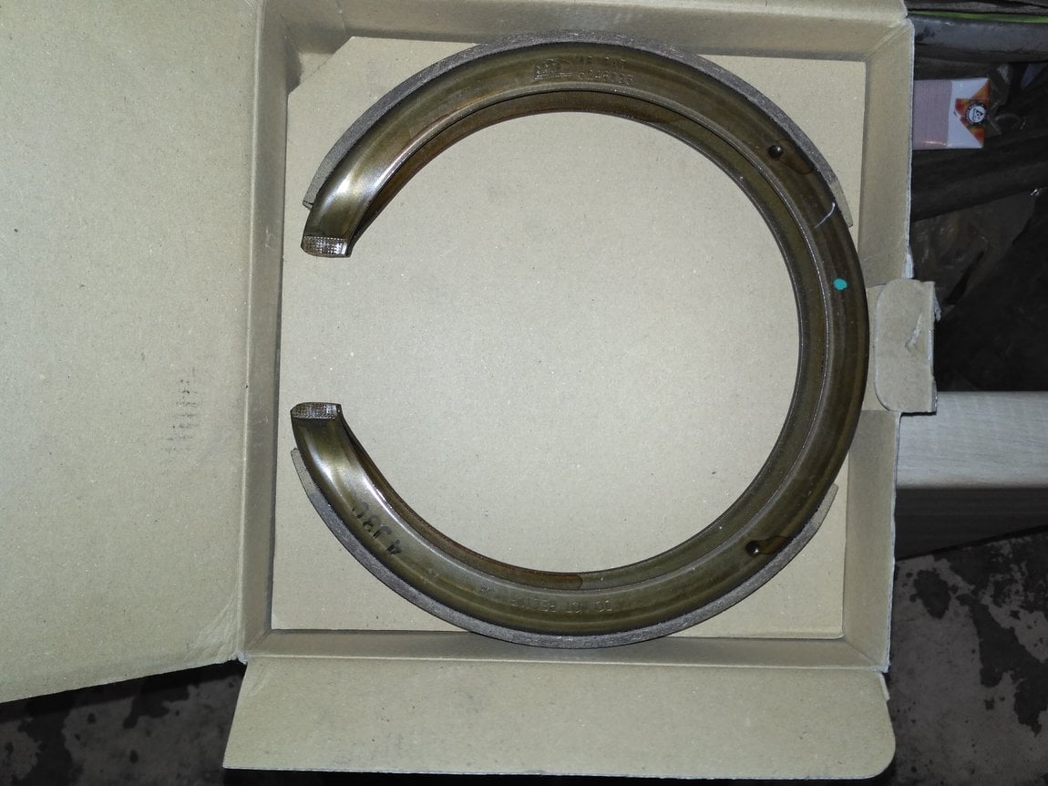 LEY44439Z Mazda Колодки тормозные стояночного тормоза