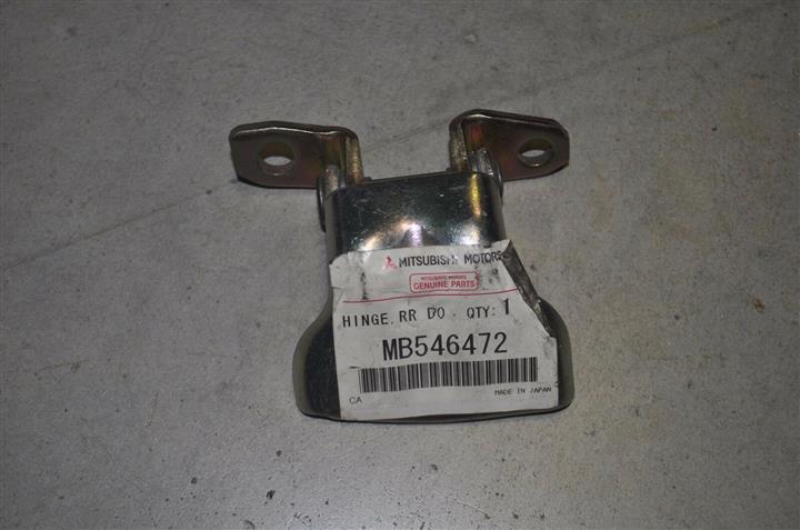 MB546472 Mitsubishi Петля двери