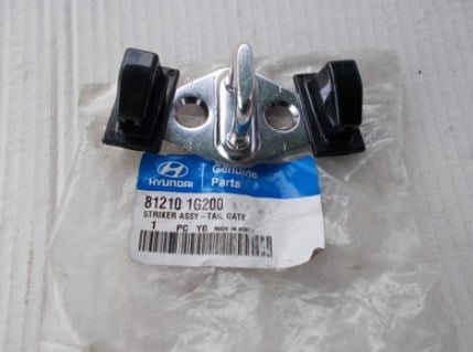 812101G200 Hyundai/Kia Петля замка багажной двери