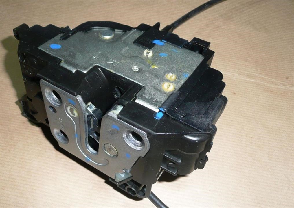 Замок двери передней правой Renault 82 00 497 604