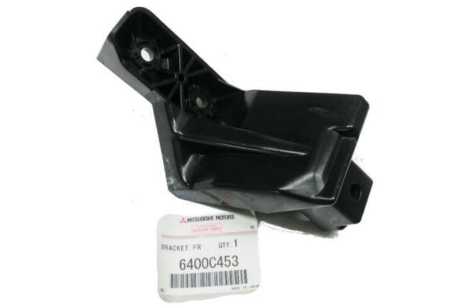 6400C453 Mitsubishi Кронштейн бампера переднего, левый